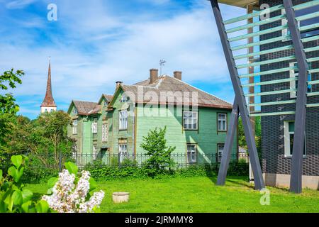 Alte und moderne Häuser in der Stadt Rakvere. Estland, Baltische Staaten Stockfoto