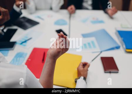 Das Team von Geschäftsleuten meditiert und hält sich nach dem Büromeeting die Hände. Business People Group Konferenz Diskussion Meditationskonzept Stockfoto