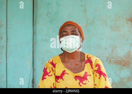 Ältere afrikanische Frau mit Gesichtsmaske Stockfoto