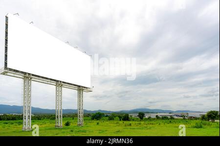 Leere Werbetafel. Außenwerbung. Marketing-Geschäft für Outdoor-Medien. Große weiße, leere Plakatwand. Leeres Werbeplakat angezeigt Stockfoto