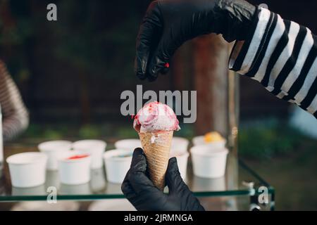 Belag verschiedener Geschmacksrichtungen für gefrorenen Joghurt oder Eis. Stockfoto