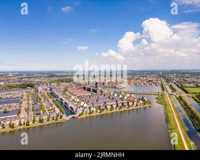 CO2-neutrales Wohnviertel in Heerhugowaard, Niederlande. Ein großer Teil der Energie, die die Häuser verbrauchen, wird durch Solarenergie bereitgestellt. Stockfoto