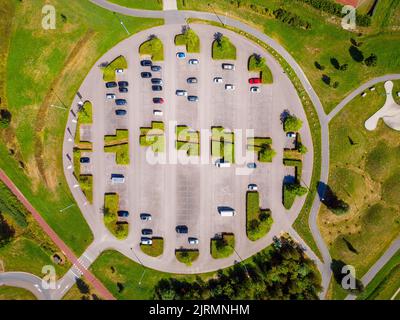 Drone Point of View auf einem runden Parkplatz in der Nähe eines öffentlichen Parks Stockfoto