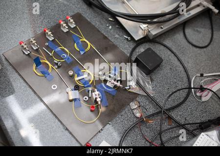 Glasfaser-Elektronikplatinennetzwerk auf dem Tisch. Stockfoto