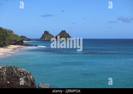 Blick auf den Berg der zwei Brüder - Morro dos Dois Irmaos auf Portugiesisch - an einem sonnigen Morgen in Fernando de Noronha, Brasilien Stockfoto