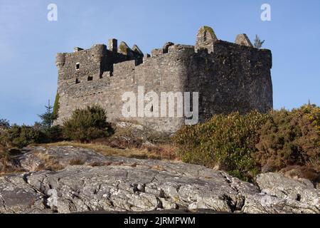 Halbinsel von Ardamurchan, Schottland. Malerischer Blick auf das historische Schloss Tioram auf der Insel Eilean Tioram. Stockfoto