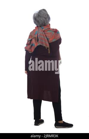 Rückansicht einer älteren Frau, die auf weißem Hintergrund posiert Stockfoto