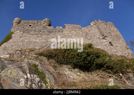 Halbinsel von Ardamurchan, Schottland. Malerischer Blick auf das historische Schloss Tioram auf der Insel Eilean Tioram. Stockfoto