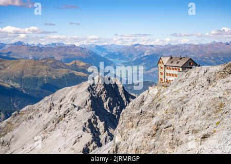 Alpenlandschaft mit Julius Payer Haus Stockfoto