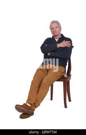 Mann sitzt auf Stuhl entspannt auf weißem Hintergrund Stockfoto