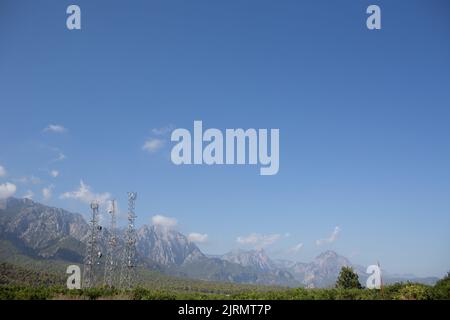 Telecommunication Antenne Tensmitter Turm auf Berge Hintergrund Stockfoto