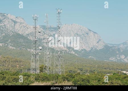 Telecommunication Antenne Tensmitter Turm auf Berge Hintergrund Stockfoto