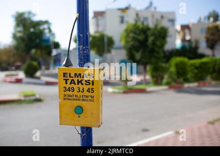 Die Taxiservice-Taste befindet sich außerhalb der Türkischen Straße Stockfoto