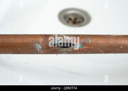 Offenes Kupferrohr durch Einfrieren mit Wasser im Inneren, Nahaufnahme Stockfoto
