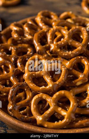 Gesunde hausgemachte Pretzel Twists mit Salz in einer Schüssel Stockfoto