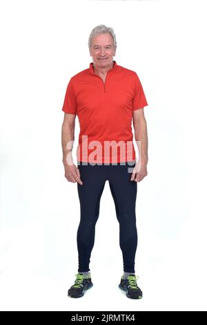 Vorderansicht eines älteren Mannes mit Sportkleidung auf weißem Hintergrund Stockfoto