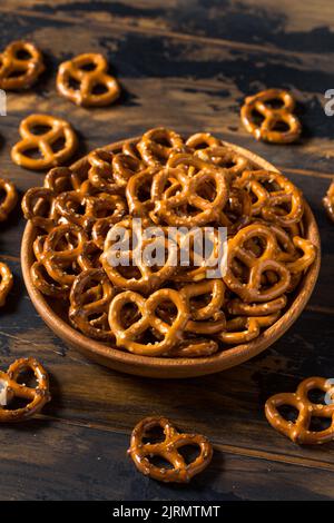 Gesunde hausgemachte Pretzel Twists mit Salz in einer Schüssel Stockfoto