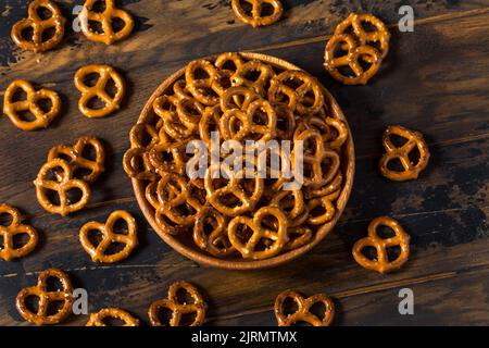 Gesunde hausgemachte Pretzel Twists mit Salz in einer Schüssel Stockfoto