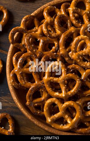 Gesunde hausgemachte Pretzel Twists mit Salz in einer Schüssel Stockfoto