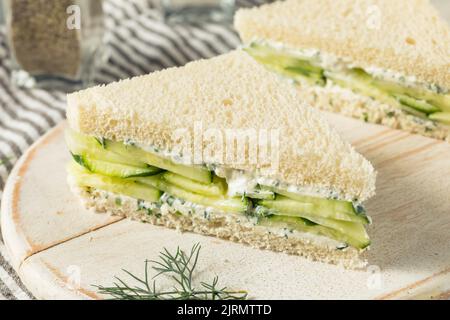 Gesunde hausgemachte englische Gurkenbrötchen mit Frischkäse und Kräutern Stockfoto