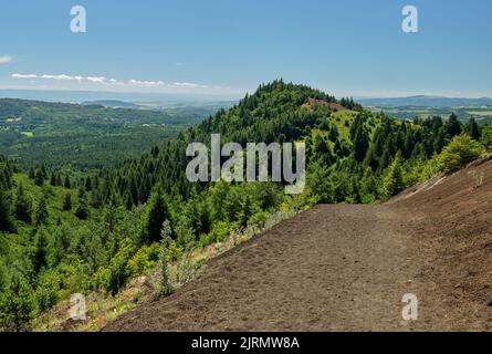 Puy de la Vache vom Wanderweg am Rand des Puy de Lassolas aus gesehen. Stockfoto