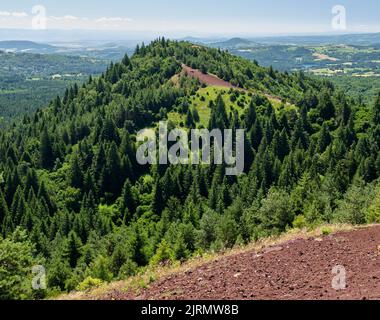 Puy de la Vache vom Gipfel des Puy de Lassolas aus gesehen. Die Gipfel beider Vulkane können auf einem Rundweg vom Parkplatz aus erreicht werden. Stockfoto