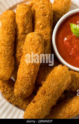 Hausgemachte, tiefgebratene Mozzarella-Sticks mit Marinara-Sauce Stockfoto