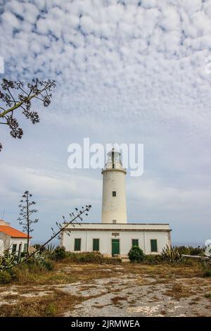 Der Leuchtturm in Es Cap de Barbaria, einem der wichtigsten Wahrzeichen Formenteras. Balearen, Spanien. Stockfoto