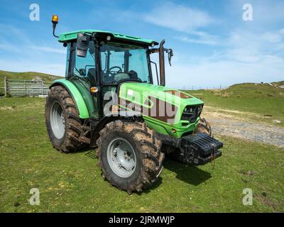 Neuer hellgrüner Deutz-Fahr 5080D Keyline-Traktor auf dem Feld, Schottland, Großbritannien Stockfoto