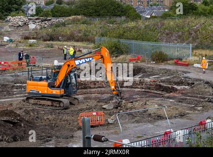 Meadowbank, Edinburgh, Schottland, Großbritannien, 25.. August 2022. Überreste des viktorianischen Eisenbahndepots St. Margaret's: Stadtarchäologen entdecken im Rahmen der Regeneration der Meadowbank einen viktorianischen Eisenbahnmaschinenschuppen und ein 20m-breites Drehscheibe (eines der frühesten Beispiele dieser Art aus dem Jahr 1840s). Der Standort wird für eine Wohnsiedlung entwickelt, aber die Überreste werden als Teil eines Hofes mit der Wohnentwicklung erhalten bleiben. Kredit: Sally Anderson/Alamy Live Nachrichten Stockfoto