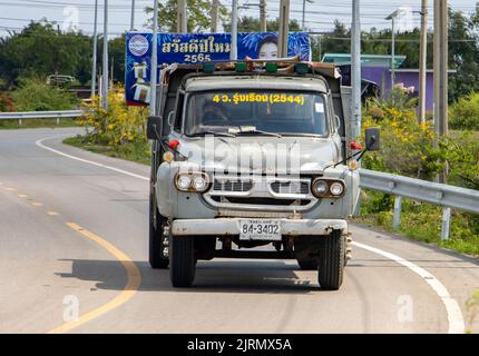 SAMUT PRAKAN, THAILAND, APR 01 2022, Ein alter LKW fährt auf der Landstraße Stockfoto