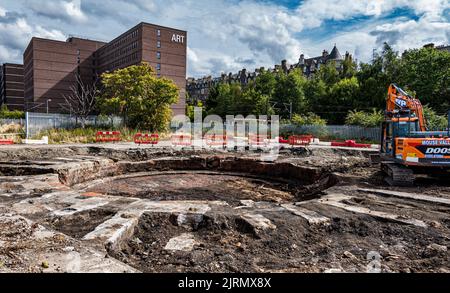 Meadowbank, Edinburgh, Schottland, Großbritannien, 25.. August 2022. Überreste des viktorianischen Eisenbahndepots St. Margaret's: Stadtarchäologen entdecken im Rahmen der Regeneration der Meadowbank einen viktorianischen Eisenbahnmaschinenschuppen und ein 20m-breites Drehscheibe (eines der frühesten Beispiele dieser Art aus dem Jahr 1840s). Der Standort wird für eine Wohnsiedlung entwickelt, aber die Überreste werden als Teil eines Hofes mit der Wohnentwicklung erhalten bleiben. Kredit: Sally Anderson/Alamy Live Nachrichten Stockfoto