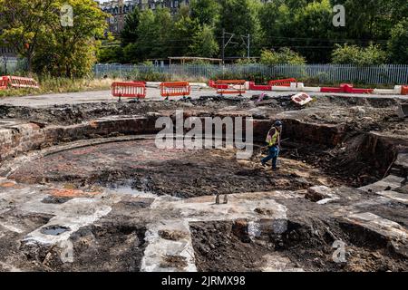 Meadowbank, Edinburgh, Schottland, Großbritannien, 25.. August 2022. Überreste des viktorianischen Eisenbahndepots St. Margaret's: Stadtarchäologen entdecken im Rahmen der Regeneration der Meadowbank einen viktorianischen Eisenbahnmaschinenschuppen und ein 20m-breites Drehscheibe (eines der frühesten Beispiele dieser Art aus dem Jahr 1840s). Der Standort wird für eine Wohnsiedlung entwickelt, aber die Überreste werden als Teil eines Hofes mit der Wohnentwicklung erhalten bleiben. Kredit: Sally Anderson/Alamy Live Nachrichten Stockfoto