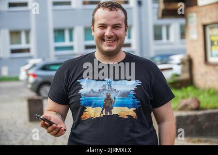 Danzig, Polen August 25.. 2022 Mann mit einem T-Shirt mit ukrainischer Briefmarke und Soldat, der den Finger auf das Moscow-Kriegsschiff zeigt, während der Feierlichkeiten zum Unabhängigkeitstag der Ukraine in Danzig zu sehen ist, Polen am 24. August 2022 der 24.. August ist in diesem Jahr ein besonderer Tag, denn genau 6 Monate vergehen an diesem Tag für den barbarischen Angriff von Putins Russland auf die Ukraine. (Foto von Vadim Pacajev / Sipa USA) Stockfoto