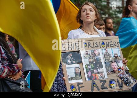 Danzig, Polen August 25.. 2022 Ukrainischer Kriegsflüchtling mit Transparent, das sagt, rettet die Gefangenen von Asow während des Unabhängigkeitstages der Ukraine Feiern wird in Danzig gesehen, Polen am 24. August 2022 der 24.. August ist in diesem Jahr ein besonderer Tag, denn genau 6 Monate vergehen an diesem Tag für den barbarischen Angriff von Putins Russland auf die Ukraine. (Foto von Vadim Pacajev / Sipa USA) Stockfoto