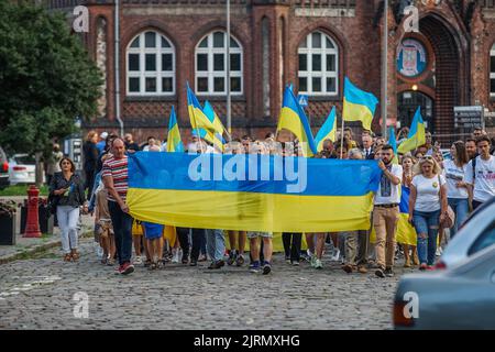 Danzig, Polen August 25.. 2022 ukrainische Kriegsflüchtlinge, die in der Stadt leben, und Danziger Bürger, die ukrainische Flaggen schwenken und die traditionelle ukrainische Stickerei (Vyschywka) tragen, die sich zum Unabhängigkeitstag der Ukraine versammelten, werden in Danzig gesehen, Polen am 24. August 2022 der 24.. August ist in diesem Jahr ein besonderer Tag, denn genau 6 Monate vergehen an diesem Tag für den barbarischen Angriff von Putins Russland auf die Ukraine. (Foto von Vadim Pacajev / Sipa USA) Stockfoto