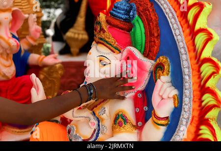 Neu-Delhi, Indien. 24. August 2022. Im Vorfeld des Ganesh Chaturthi Festivals in Neu Delhi arbeitet ein Künstler an einem Idol der elefantenköpfigen Hindu-Gottheit Ganesha. Ganesh Chaturthi ist ein zehntägiges Hindu-Fest, das zu Ehren des elefantenköpfigen Gottes Ganesha's Geburtstag gefeiert wird. Kredit: SOPA Images Limited/Alamy Live Nachrichten Stockfoto