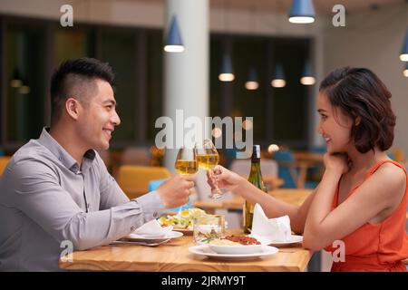Schönes junges Paar in der Liebe mit Abendessen im Restaurant Stockfoto