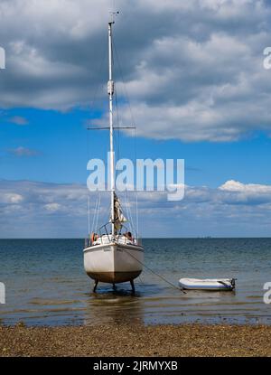 Die Yacht ‘Morning all’ hat bei Ebbe an der Küste in Whitstable, Kent, gejagt. Stockfoto