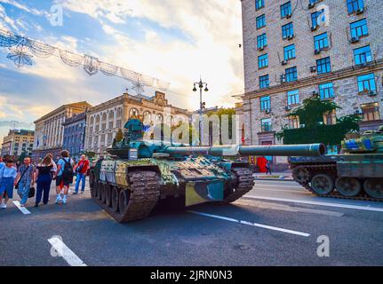 KIEW, UKRAINE - 23. AUGUST 2022: Militärausstellung zerstörter russischer Ausrüstung, am 23. August in Kiew, Ukraine Stockfoto