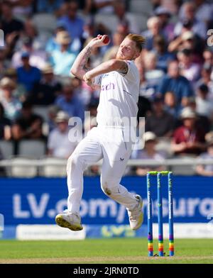 Der englische Ben Stokes am ersten Tag des zweiten LV= Insurance Test-Spiels im Emirates Old Trafford, Manchester. Bilddatum: Donnerstag, 25. August 2022. Stockfoto