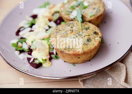 Vegane Muffins mit Erbsensprossen, Rote Beete Salat, Kräutern und Gemüse aus nächster Nähe Stockfoto