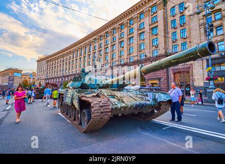 KIEW, UKRAINE - 23. AUGUST 2022: Die Parade zerstörter russischer Militärfahrzeuge am 24. August in Kiew, Ukraine Stockfoto