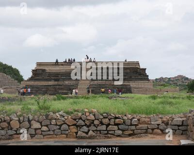 Die Mahanavami-Plattform, auch als die große Plattform Audience Hall Dasara oder Mahanavami Dibba Monument im Hampi State Karnataka India 08 07 2022 bezeichnet Stockfoto