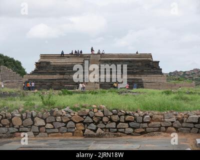 Die Mahanavami-Plattform, auch als die große Plattform Audience Hall Dasara oder Mahanavami Dibba Monument im Hampi State Karnataka India 08 07 2022 bezeichnet Stockfoto