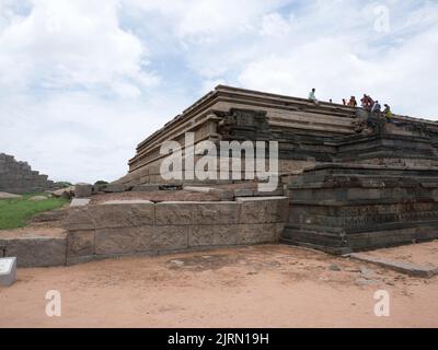 Die Mahanavami-Plattform, auch als die große Plattform Audience Hall Dasara oder Mahanavami Dibba Monument im Hampi State Karnataka India 08 07 2022 bezeichnet Stockfoto