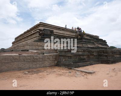 Die Mahanavami-Plattform, auch als die große Plattform Audience Hall Dasara oder Mahanavami Dibba Monument im Hampi State Karnataka India 08 07 2022 bezeichnet Stockfoto