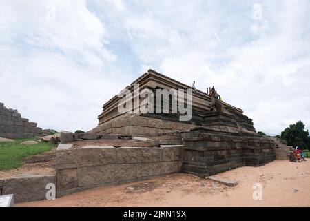 Die Mahanavami-Plattform, auch als die große Plattform Audience Hall Dasara oder Mahanavami Dibba Monument im Hampi State Karnataka India 08 07 2022 bezeichnet Stockfoto