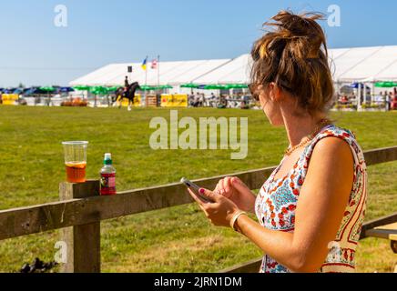 Melplash, Bridport, Dorset, Großbritannien. 25.. August 2022. Tausende strömen zur beliebten Melplash Show in Dorset für die eintägige Veranstaltung, während die Sonne aufging. Der Ausstellungsgelände ist voll mit Ausstellungen wie Vieh, Pferden, Heimfahrzeugen und Gartenbau., sowie unterhaltsamen Veranstaltungen in den Arenen. Quelle: Carolyn Jenkins/Alamy Live News Stockfoto