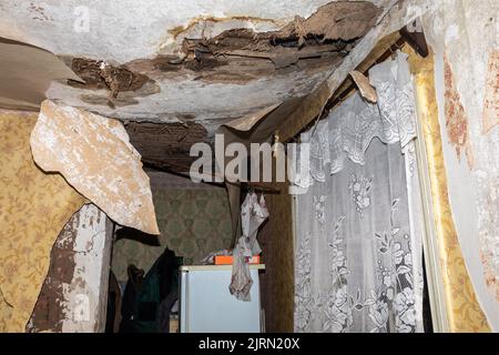 Pokrowsk, Ukraine. 4. August 2022. Schäden in einem Wohngebäude sind nach dem Beschuss der russischen Artillerie zu sehen. (Bild: © Mykhaylo Palinchak/SOPA Images via ZUMA Press Wire) Stockfoto